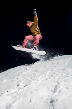 Geceleri atlama snowboarder
