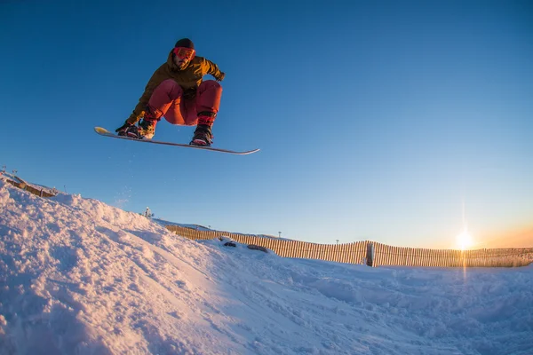 Snowboard nas montanhas — Fotografia de Stock