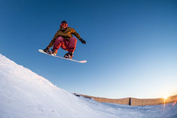 Snowboarden in den Bergen — Stockfoto