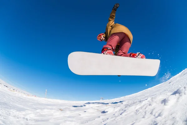 Snowboarder saltando contra o céu azul — Fotografia de Stock