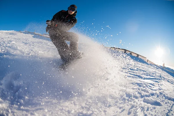 Snowboard freerider a hegyekben — Stock Fotó