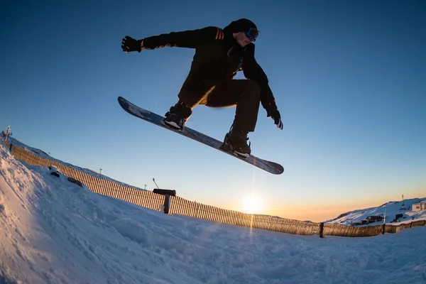 Snowboard a hegyekben — Stock Fotó