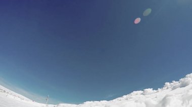 Mavi gökyüzüne atlayan snowboardcu