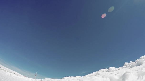 Mavi gökyüzüne atlayan snowboardcu — Stok video