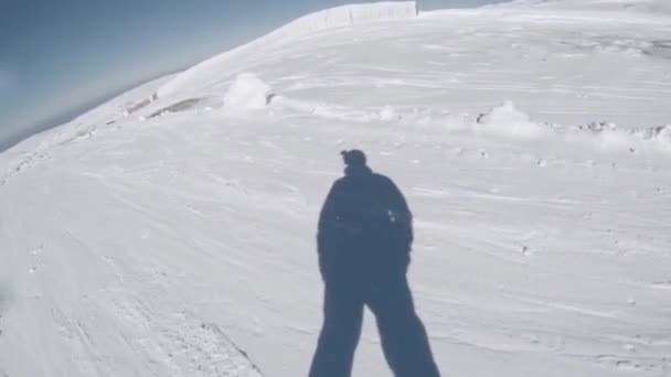 Snowboard Freerider in den Bergen — Stockvideo