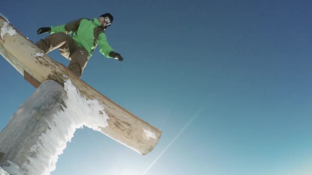 Snowboarder saltando contro il cielo blu — Video Stock