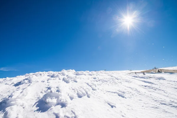 ภูเขาที่มีหิมะในฤดูหนาว — ภาพถ่ายสต็อก