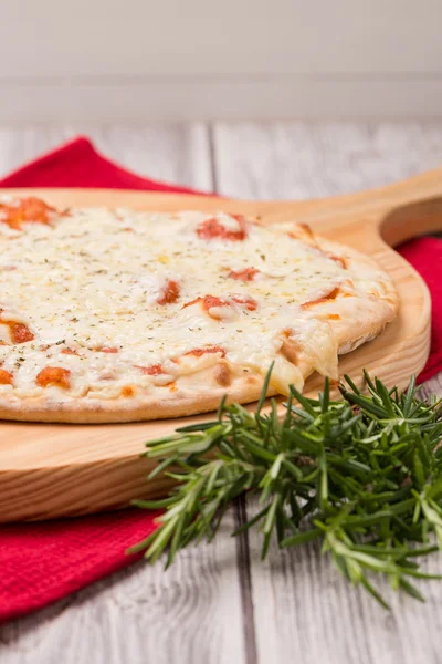 Frisch gemachte Pizza — Stockfoto