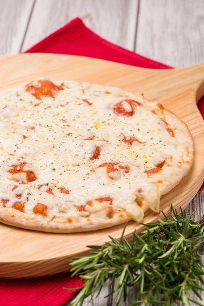 Frisch gemachte Pizza — Stockfoto