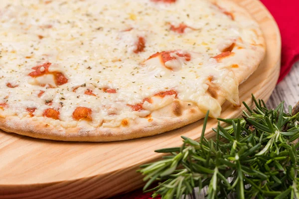 Frisch gemachte Pizza — Stockfoto