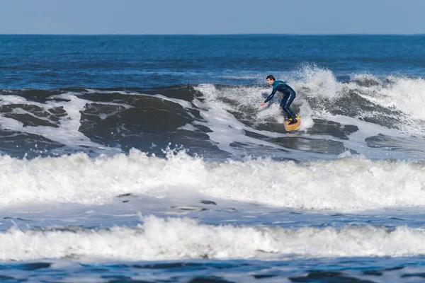 Szörfözés a hullámok — Stock Fotó