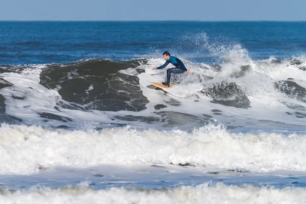 Surfen auf den Wellen — Stockfoto