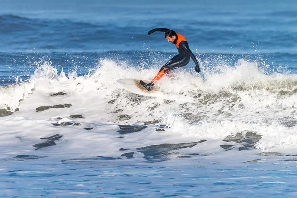 Surfen auf den Wellen — Stockfoto