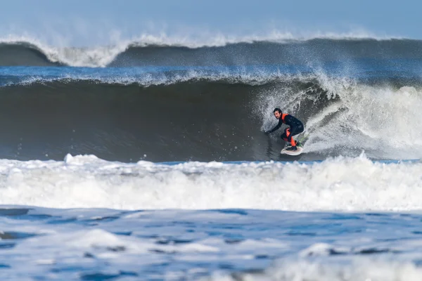 Surfen auf den Wellen — Stockfoto