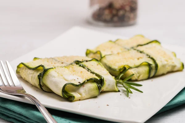 Courgettes entrelacées ou tranches de courgettes — Photo