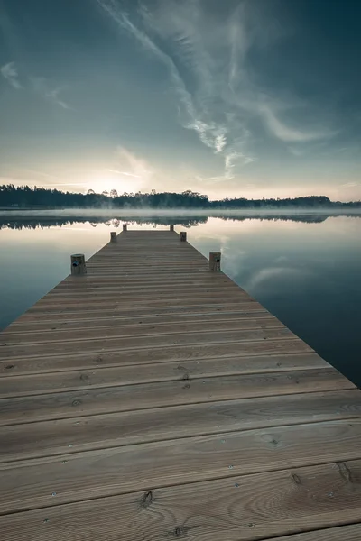 Auringonnousu järvellä — kuvapankkivalokuva