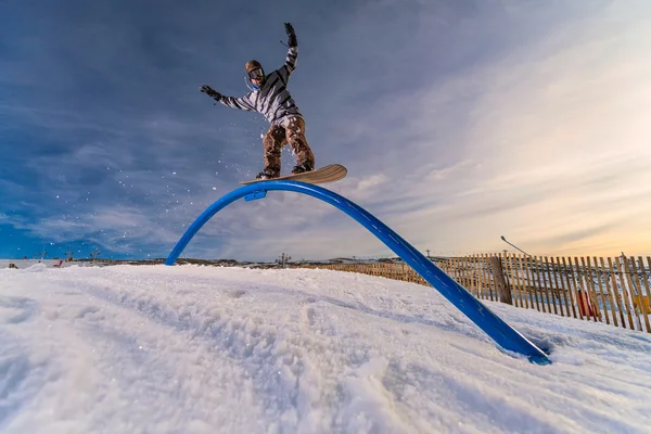 Snowboarder rutscht auf Schiene — Stockfoto