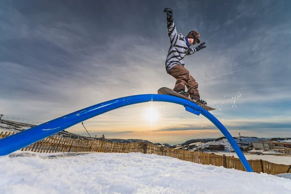 Snowboarder rutscht auf Schiene — Stockfoto