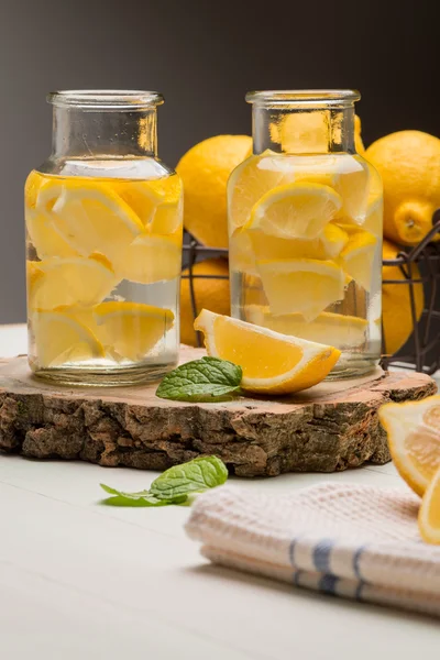 Limon ve kireç dilimleri kavanoz — Stok fotoğraf