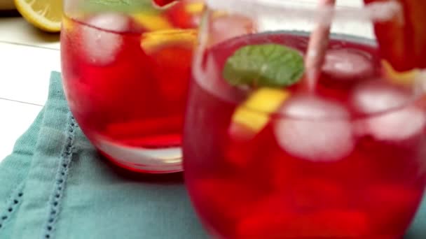 Κρύο ποτό φράουλας — Αρχείο Βίντεο