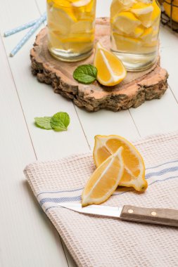 Limon ve kireç dilimleri kavanoz