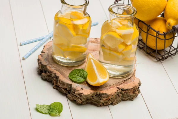 Limon ve kireç dilimleri kavanoz — Stok fotoğraf
