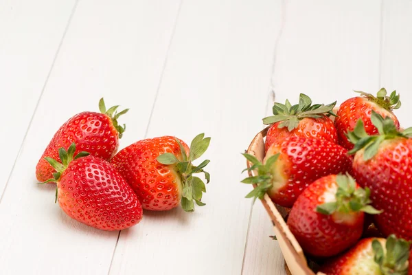 Fraises dans un petit panier — Photo