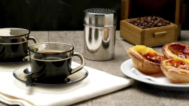 Portugiesische Puddingtorten mit Kaffee — Stockvideo