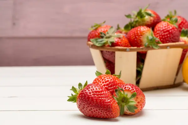 Fresas en una pequeña canasta —  Fotos de Stock