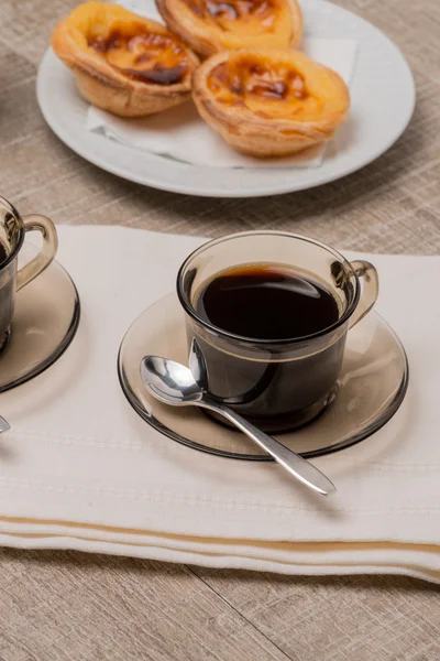 Portugiesische Puddingtorten mit Kaffee — Stockfoto