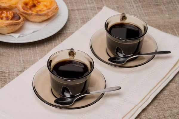 Portugiesische Puddingtorten mit Kaffee — Stockfoto