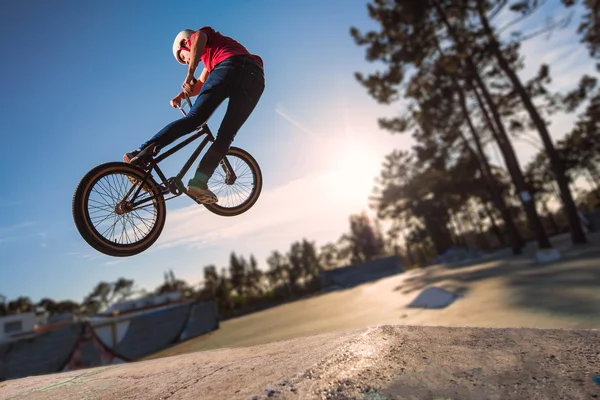 高 bmx ジャンプ — ストック写真