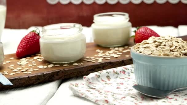 Fresas desierto con crema — Vídeo de stock