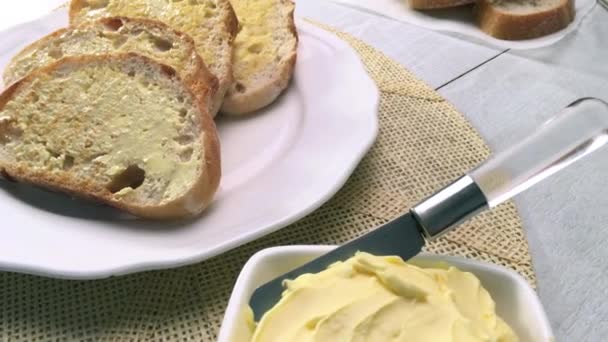 Mesa de desayuno con tostadas — Vídeo de stock