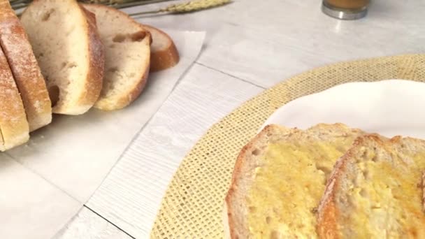 Mesa de desayuno con tostadas — Vídeos de Stock