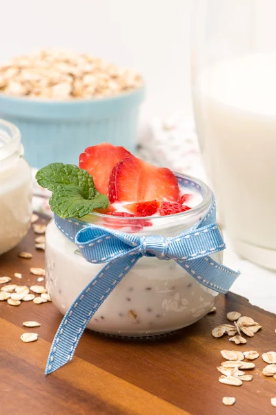 Strawberries desert with cream — Stock Photo, Image