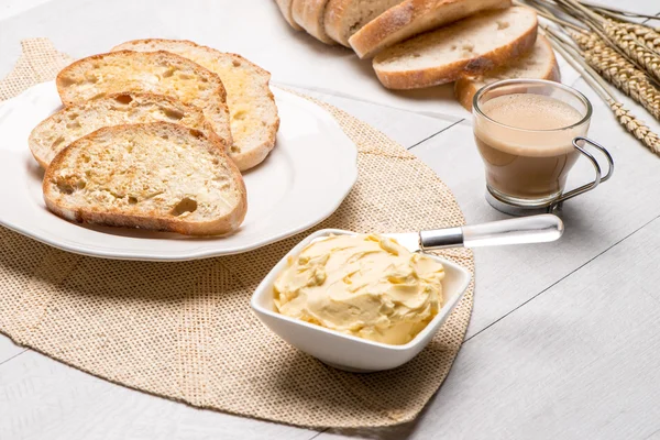Frokostbord med ristet brød – stockfoto