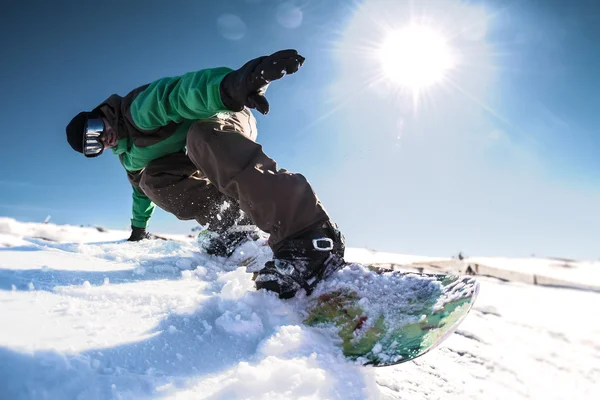 Snowboard freerider a hegyekben — Stock Fotó