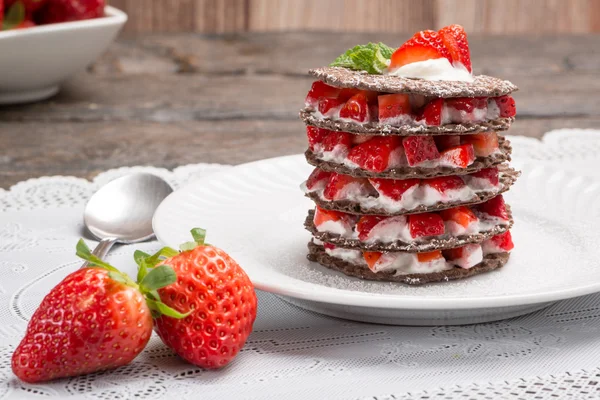 Aardbeien met crème woestijn — Stockfoto