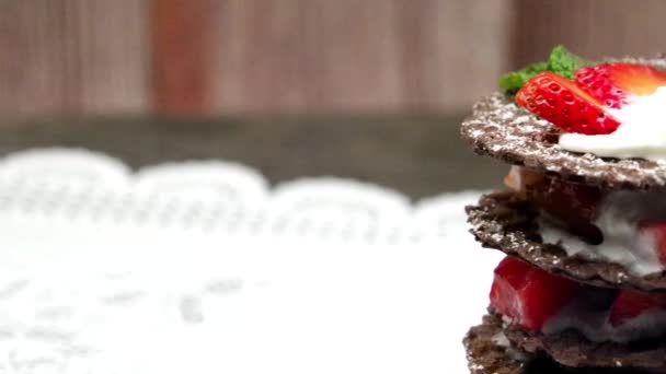 Erdbeeren-Dessert mit Sahne — Stockvideo