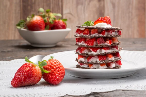 Aardbeien met crème woestijn — Stockfoto