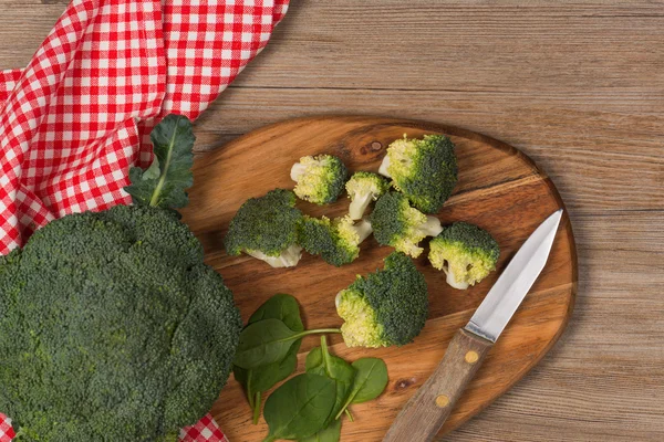 Brocoli vert sur la table — Photo