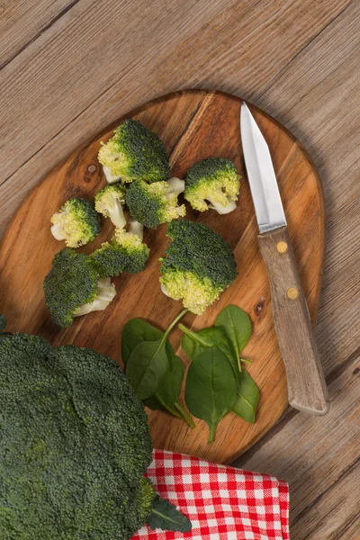 Brocoli vert sur la table — Photo