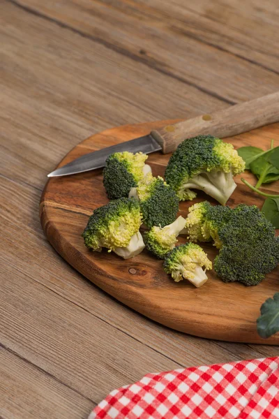 Green Broccoli на столе — стоковое фото