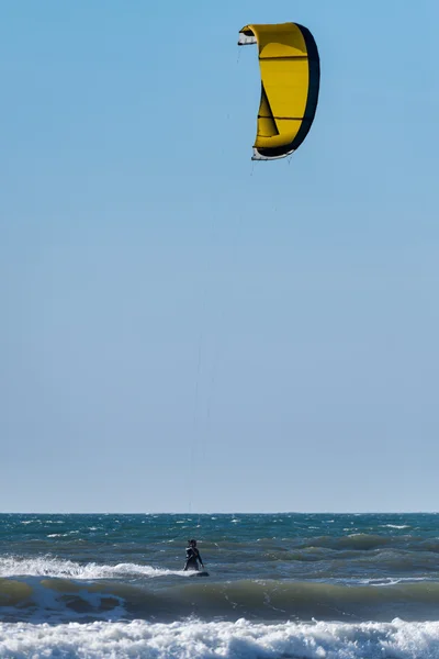 Kitesurfer in Aktion — Stockfoto