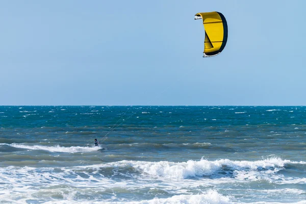 Kitesurfer akcióban — Stock Fotó