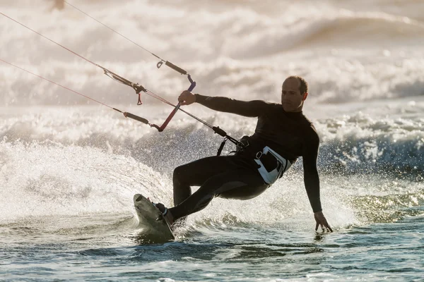 Kitesurfer в дії — стокове фото