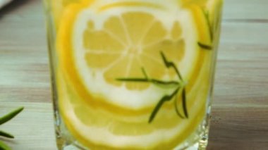 Detoks su limon kokteyl