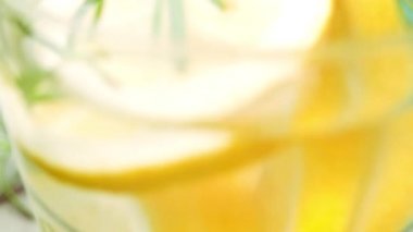 Detoks su limon kokteyl
