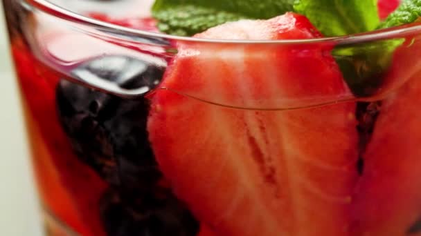 Acqua disintossicante cocktail di frutta rossa — Video Stock